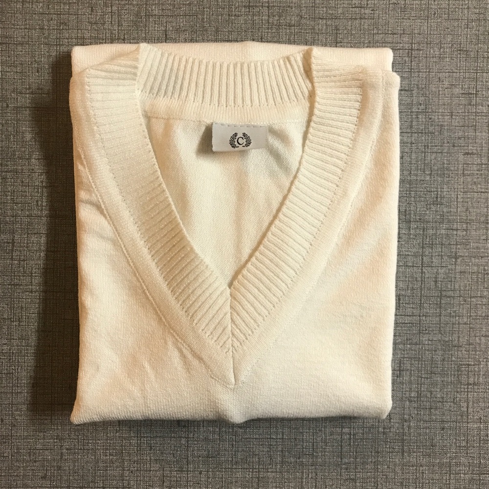 🪴 3/$25 - Cute white knitted pullover